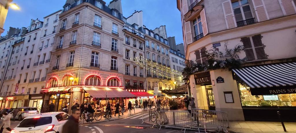 una calle de la ciudad con edificios y gente caminando por la calle en High Stay Saint Germain de Pres Paris 6, en París