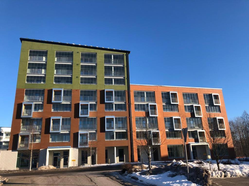 um prédio de apartamentos com neve em frente em Modern two bedroom apartment near Helsinki Airport em Vantaa