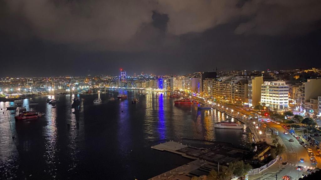 Nespecifikovaný výhled na destinaci Sliema nebo výhled na město při pohledu z hotelu