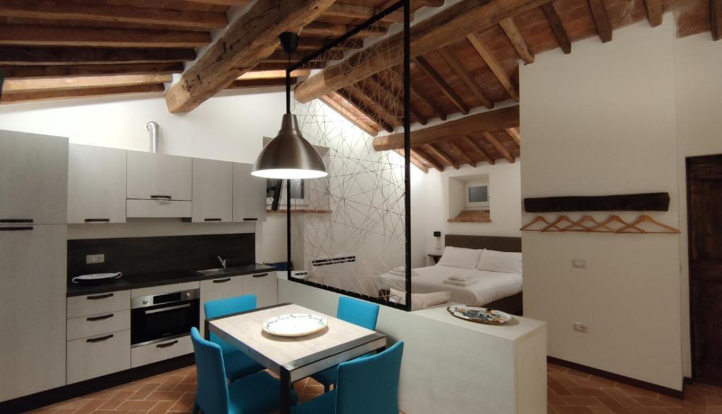 a kitchen and living room with a table and chairs at Agriturismo I Cedri in Cortona