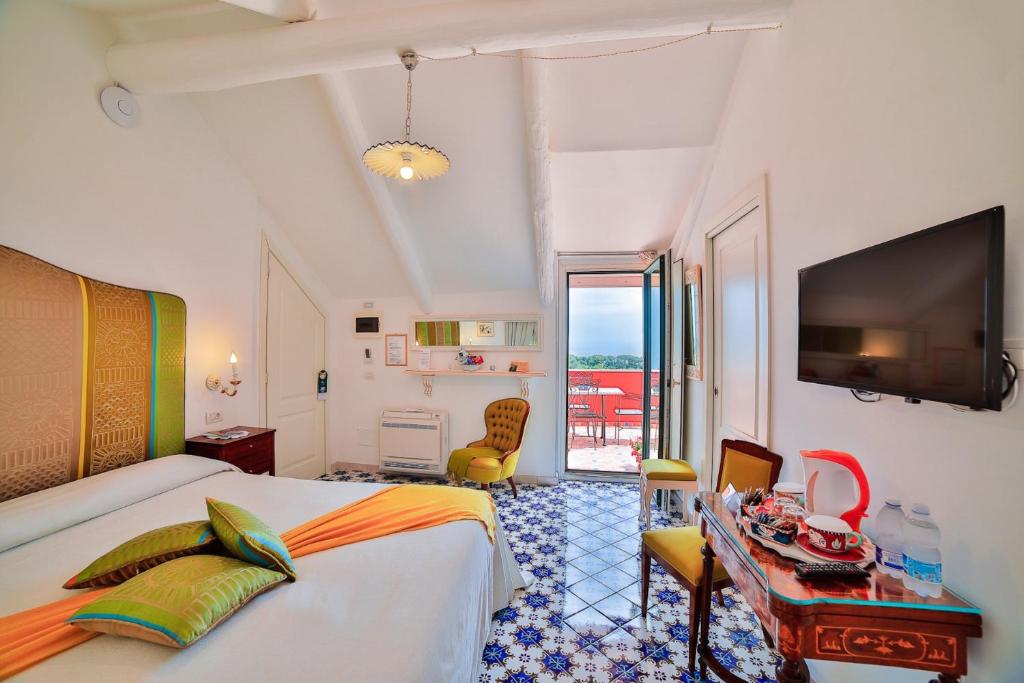 Deluxe Suite with Balcony and Sea View