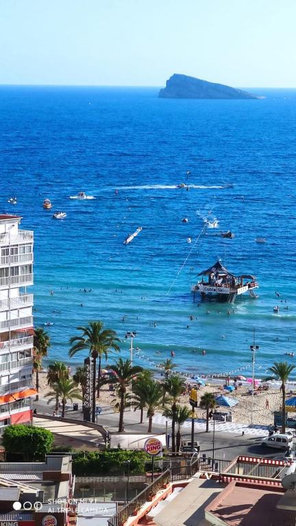 widok na plażę z łodziami na wodzie w obiekcie Coblanca-Benidorm beach w mieście Benidorm