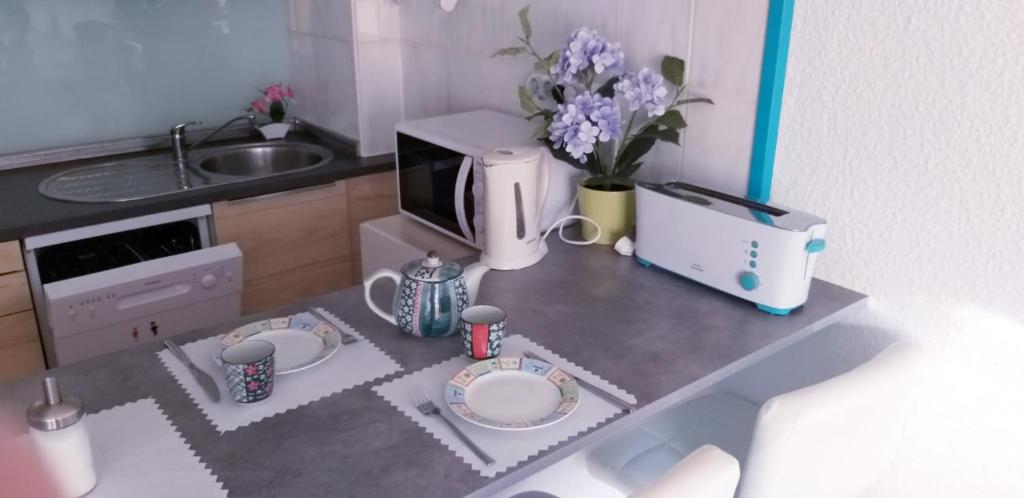 A kitchen or kitchenette at Beautiful 1 bedroom apartment Los Cristianos Los Angeles