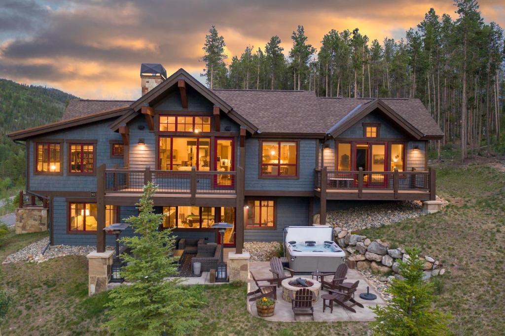 una casa grande con una parrilla delante en Spacious Elegance, 5 en-suites, hiking trail to town, packed with amenities!, en Breckenridge