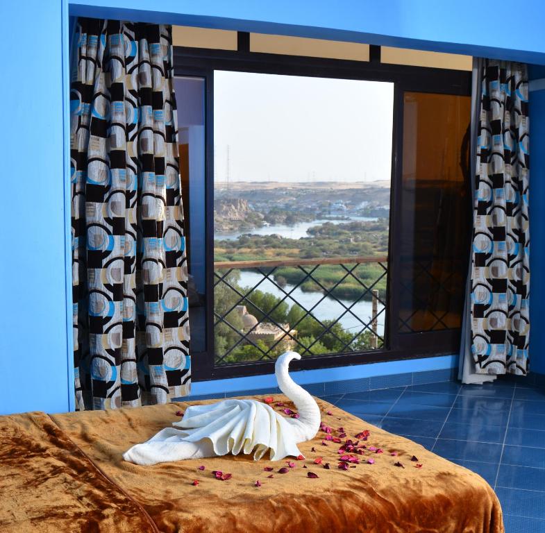 Postel nebo postele na pokoji v ubytování ASWAN NILE PALACE (swimming pool-rooftop-Nile view)