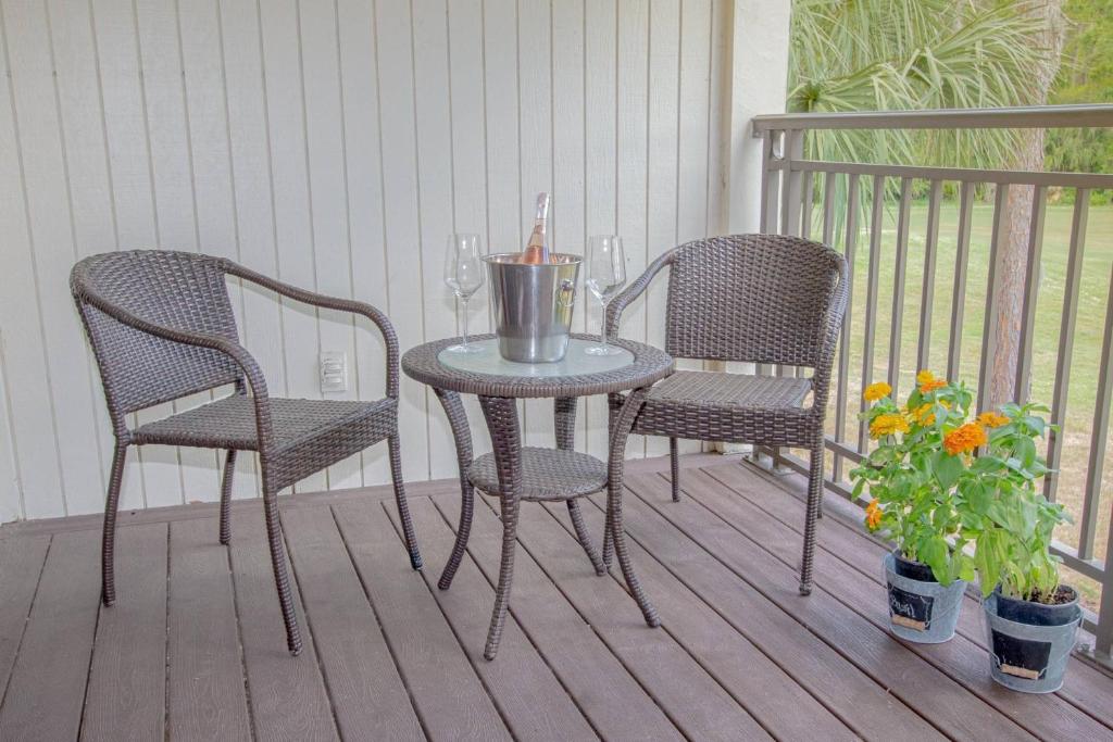 Μπαλκόνι ή βεράντα στο Golf and Tennis Community - 14th Hole Golf Course Views!