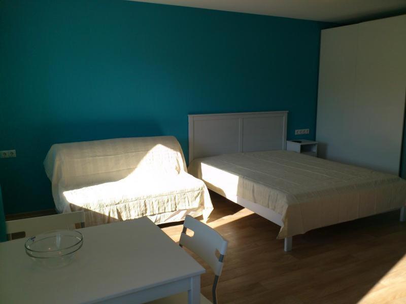 ノヴォシビルスクにあるApartments near Circusの青い部屋(ベッド2台、テーブル付)