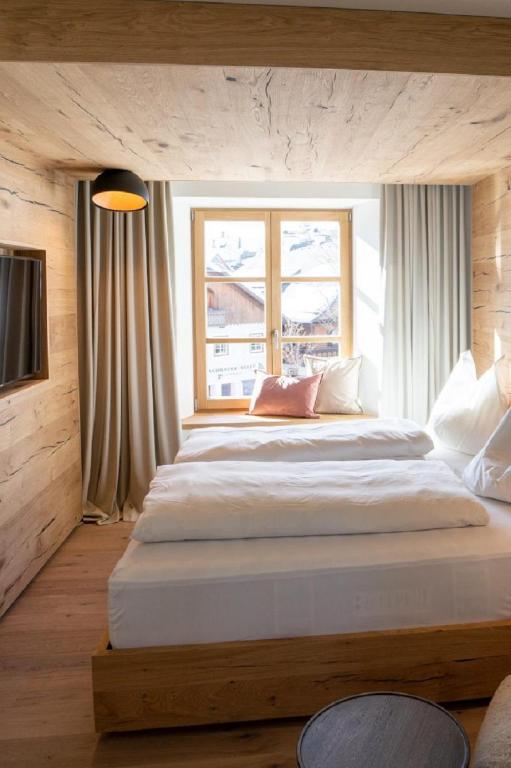 Postel nebo postele na pokoji v ubytování Mesnerhaus & Gourmetrestaurant Mesnerhaus mit 4 Hauben