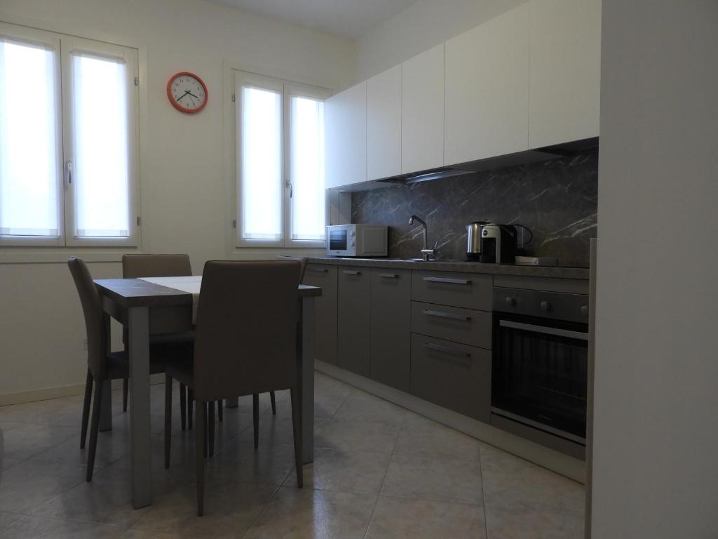 uma cozinha com uma mesa e uma sala de jantar em Morena Studio Apartment em Asolo