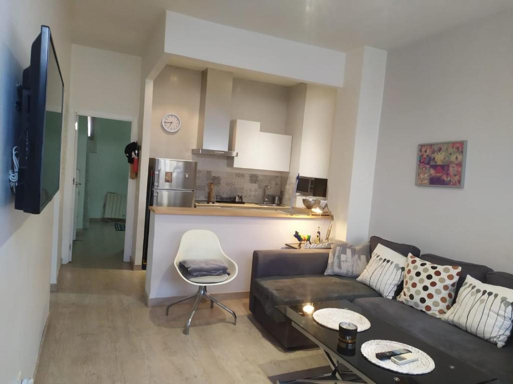 馬德里的住宿－LOFT 2 DORMITORIOS，客厅配有沙发和桌子