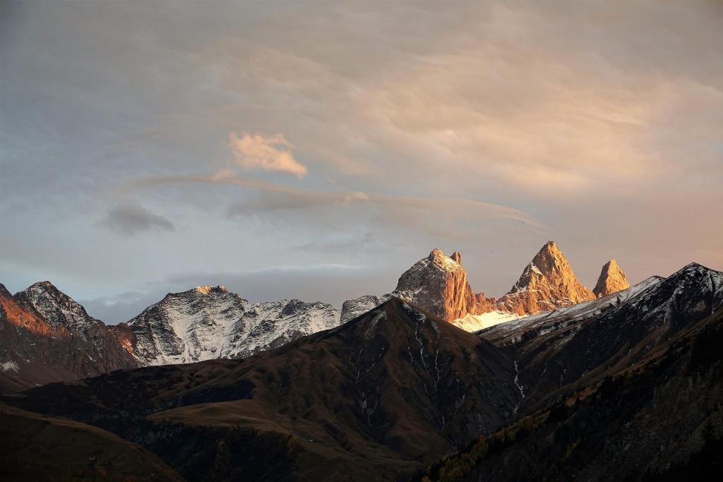 a view of a mountain range with snow at Studio l'Étoile in Saint-Jean-dʼArves