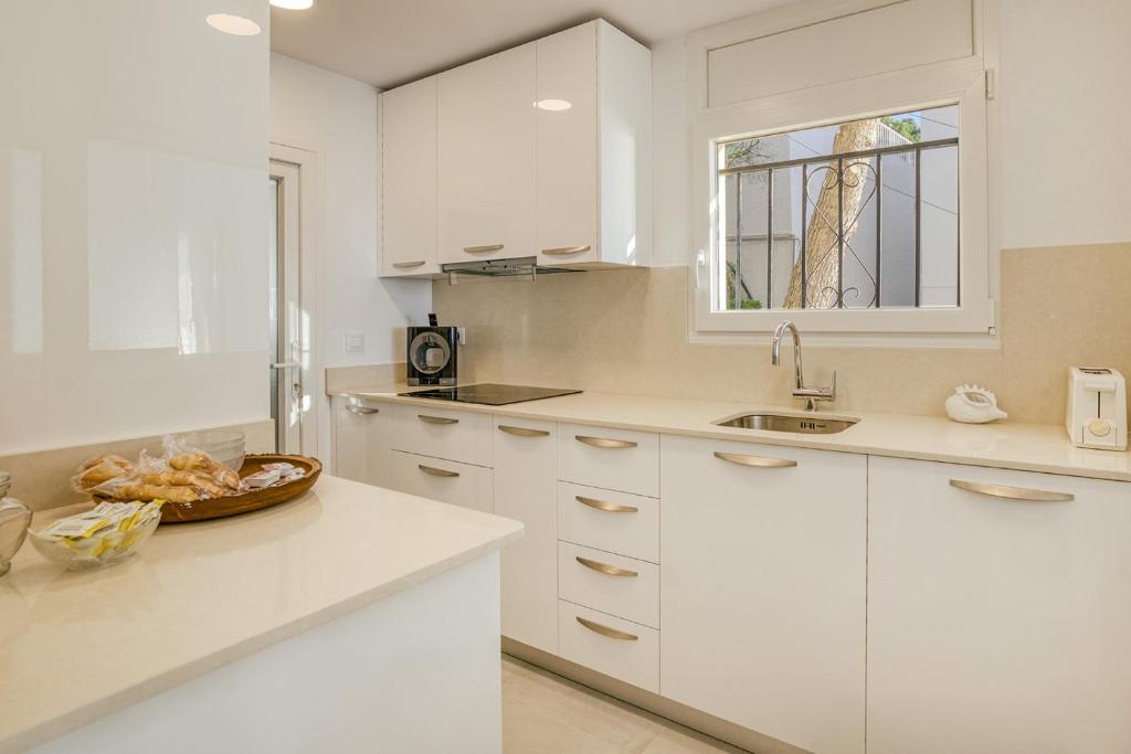 Kuchyň nebo kuchyňský kout v ubytování Apartament Roses Vista Mar