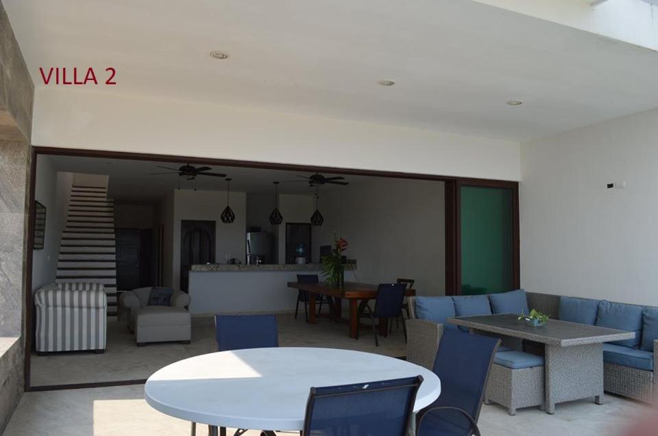 sala de estar con mesa y sillas azules en Villas Las Tunas 2 - Yucatan Home Rentals, en Uaymitun