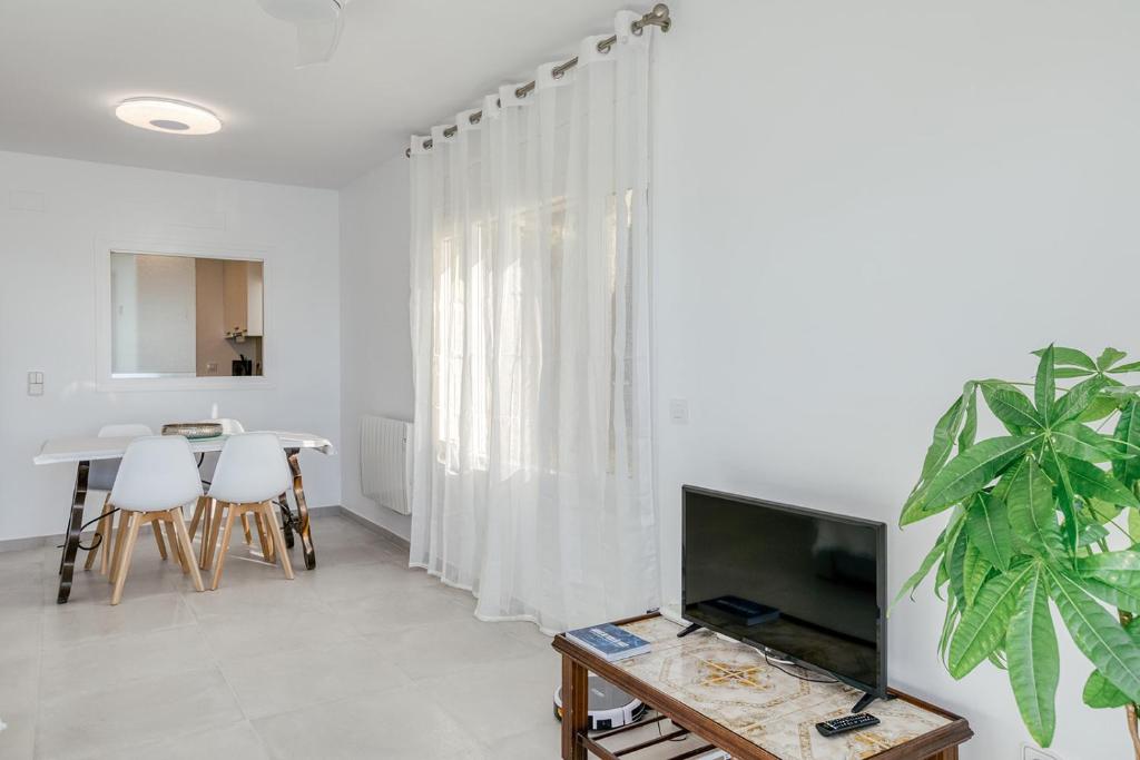 TV a/nebo společenská místnost v ubytování Apartament Roses Vista Mar