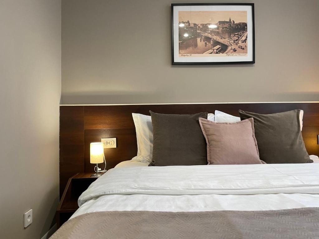 カリーニングラードにあるKalina Guest Houseのベッドルーム1室(壁に絵が描かれた大型ベッド1台付)