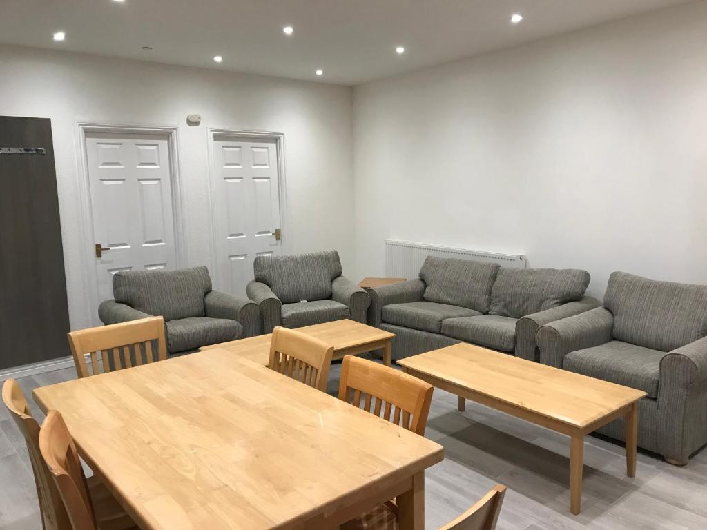 A seating area at Spacious Entire Two Double Bedrooms Flat, N 3