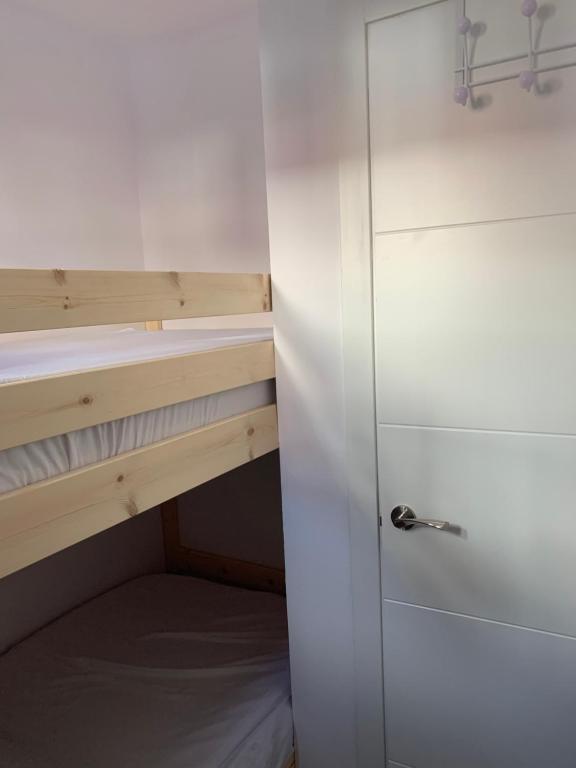 Łóżko lub łóżka w pokoju w obiekcie Apartamento Plaza Pradollano 2