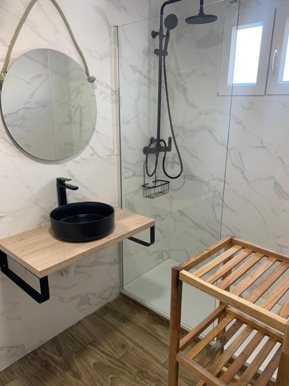 łazienka z umywalką i lustrem w obiekcie Apartamento Plaza Pradollano 2 w mieście Sierra Nevada