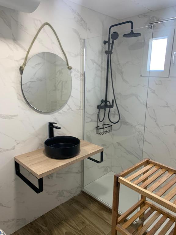 łazienka z umywalką i lustrem w obiekcie Apartamento Plaza Pradollano 2 w mieście Sierra Nevada