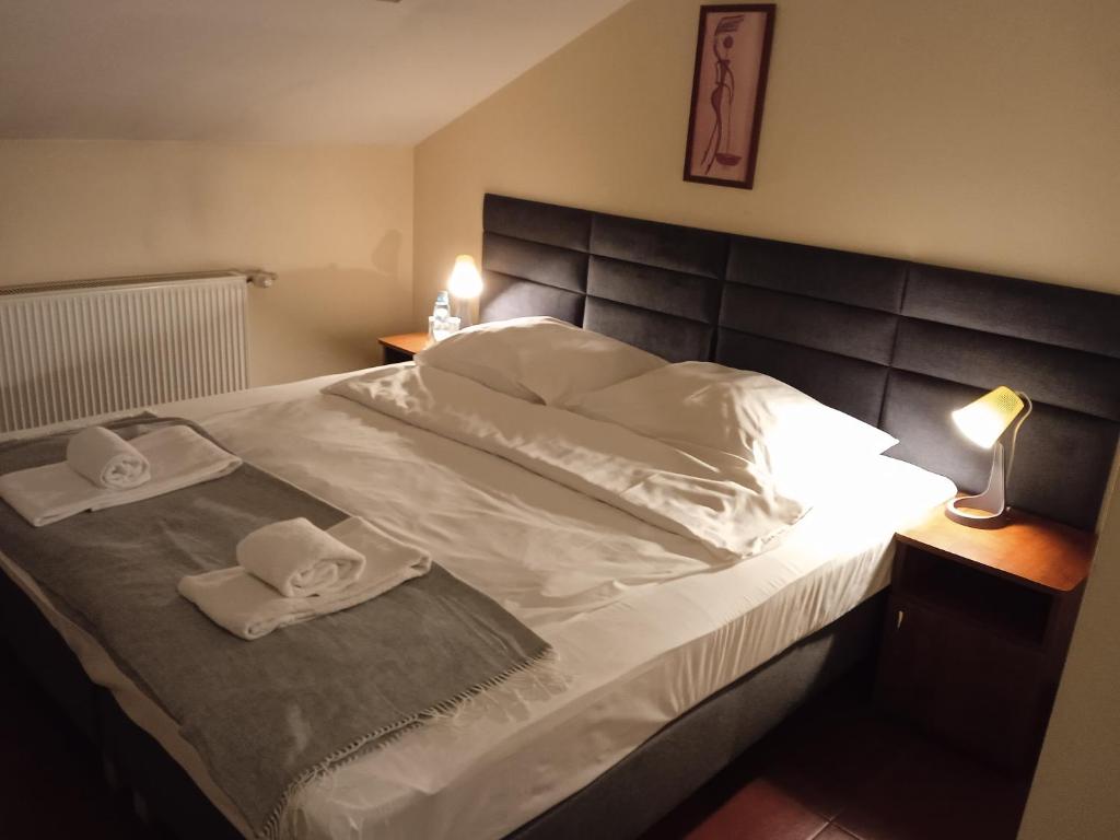 1 dormitorio con 1 cama con 2 toallas en Centrum Konferencyjne Sułtan en Marki