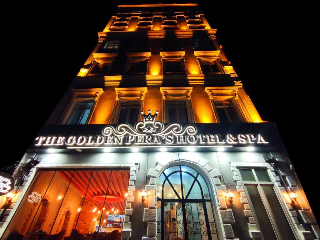 un bâtiment avec un panneau sur son côté dans l'établissement The Golden Pera's Hotel & Spa, à Istanbul
