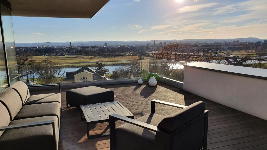 balcón con sillas, mesa y vistas en Wohnung mit Weitblick, en Dresden