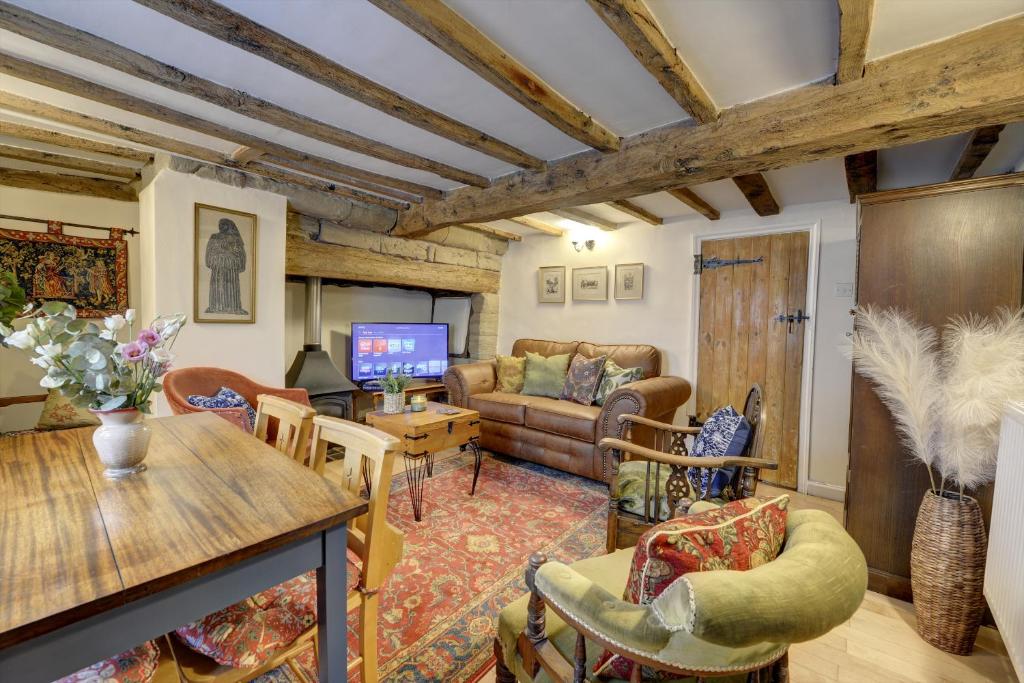 Tudor Cottage by Spa Town Property - Historic Charm in Warwick Town Centre