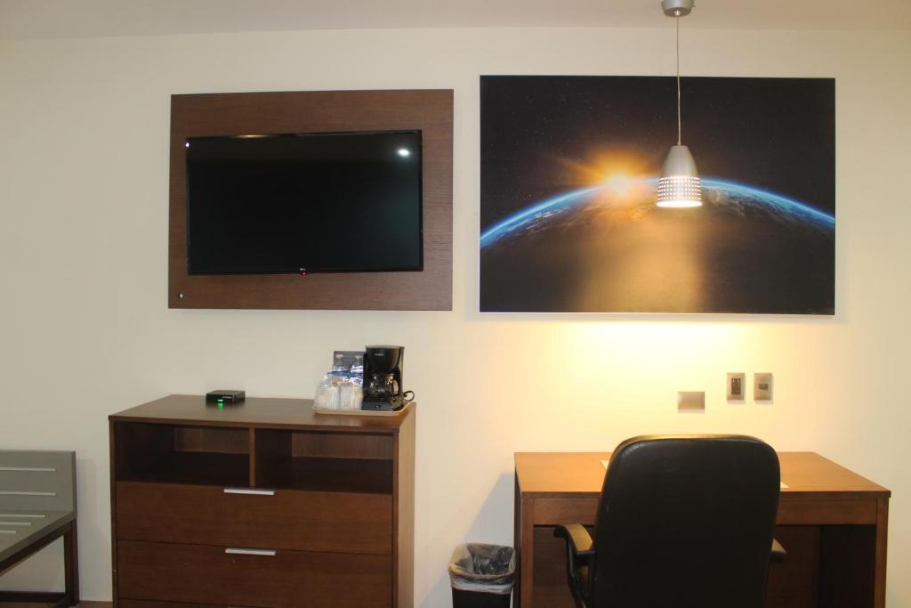 TV a/nebo společenská místnost v ubytování Comfort Inn Monterrey Norte