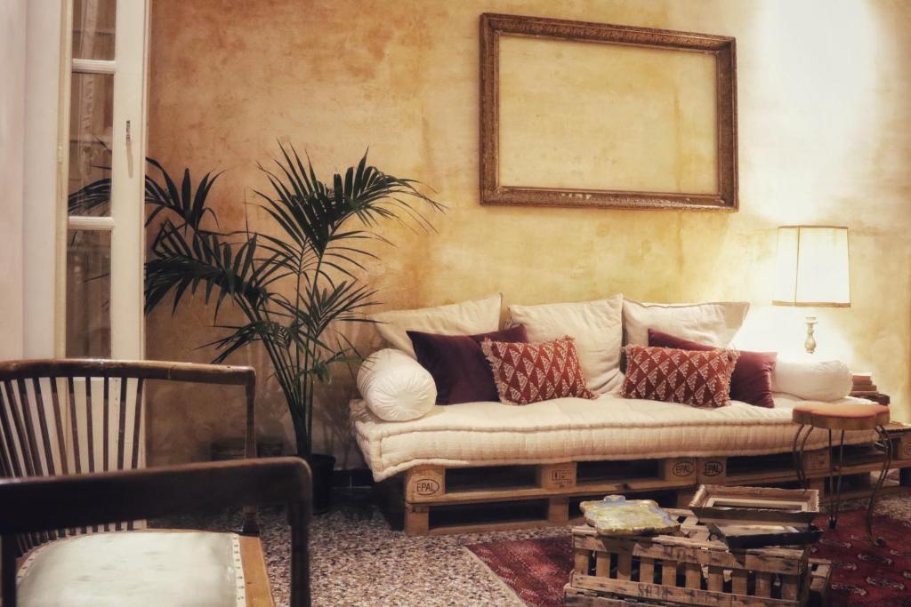 uma sala de estar com um sofá com almofadas em Casa Ramé em Génova