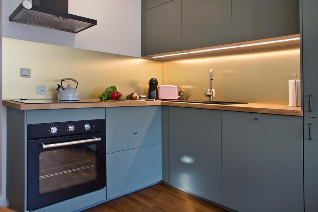 Kuchyňa alebo kuchynka v ubytovaní Zoliborz P&O Serviced Apartments