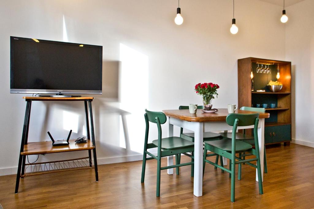 Televízia a/alebo spoločenská miestnosť v ubytovaní Zoliborz P&O Serviced Apartments