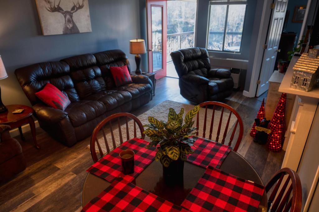 Χώρος καθιστικού στο Gatlinburg Chateau Condo 301