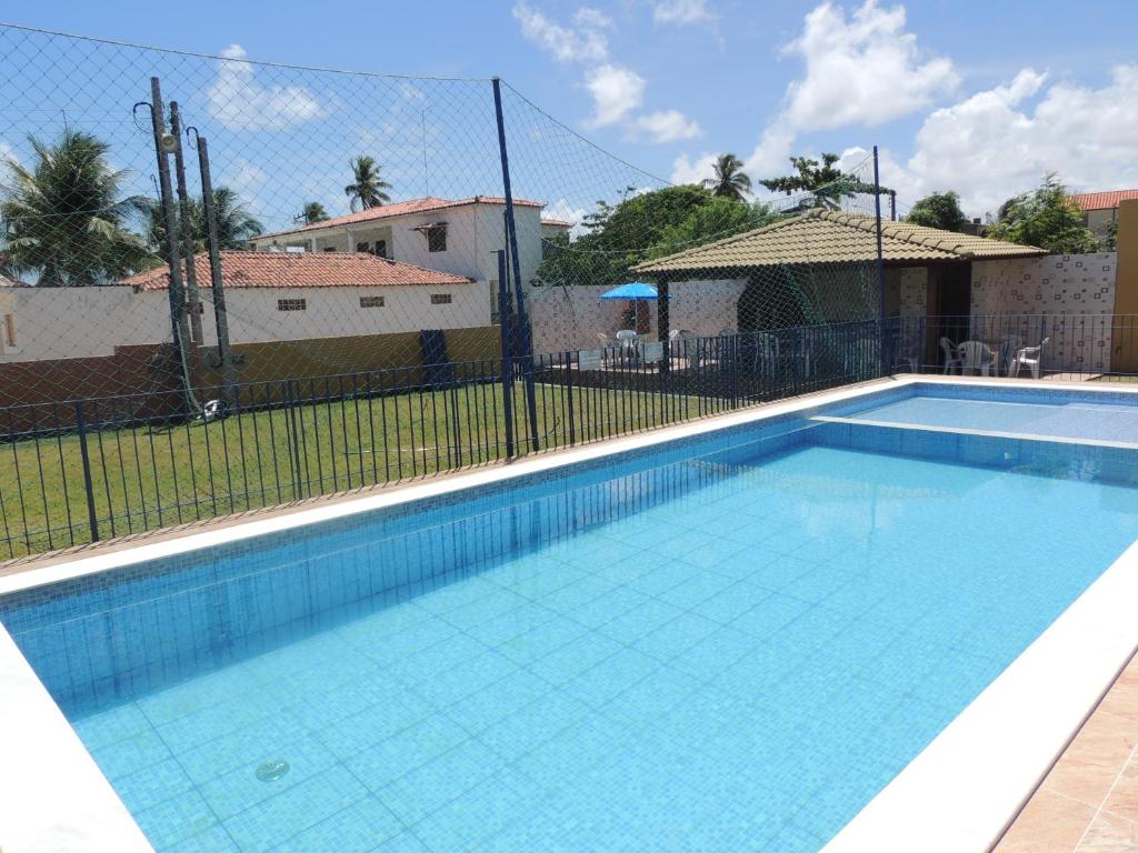 Swimmingpoolen hos eller tæt på Chalés Pôr do Sol
