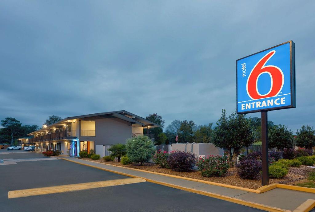 a sign for a hotel with a entrance at Motel 6-Columbus, GA in Columbus