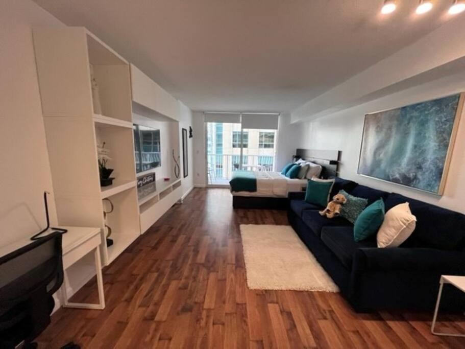 uma sala de estar com um sofá e uma cama em **New** Cozy and Detailed Brickell Studio em Miami