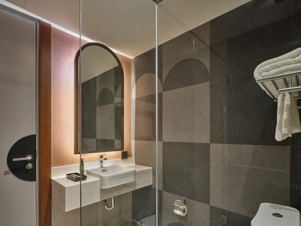 The Quarter Onnut by UHG - Resim 24