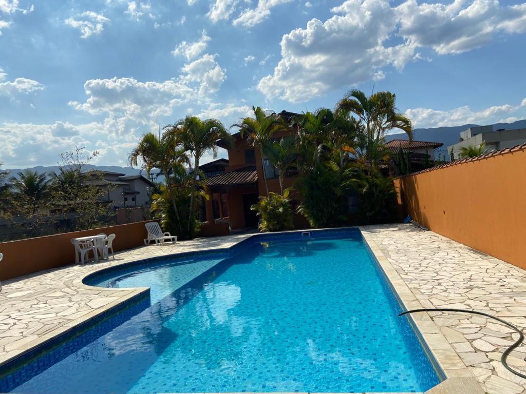 a swimming pool in the middle of a house at Pousada Familiar Morada do Rapha in Boracéia