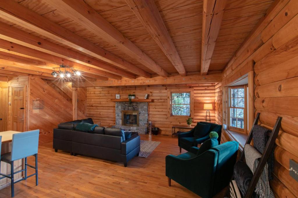 Treetops Cabin easy to Asheville with fast wifi and great view - Maison De Trois Chambres