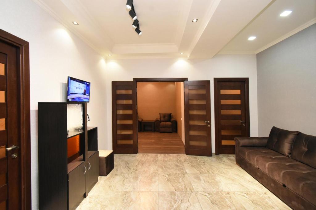 Malibu في يريفان: غرفة معيشة مع أريكة وتلفزيون