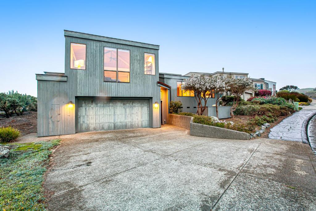 una casa con garage e vialetto di Latitude 38 a Bodega Bay