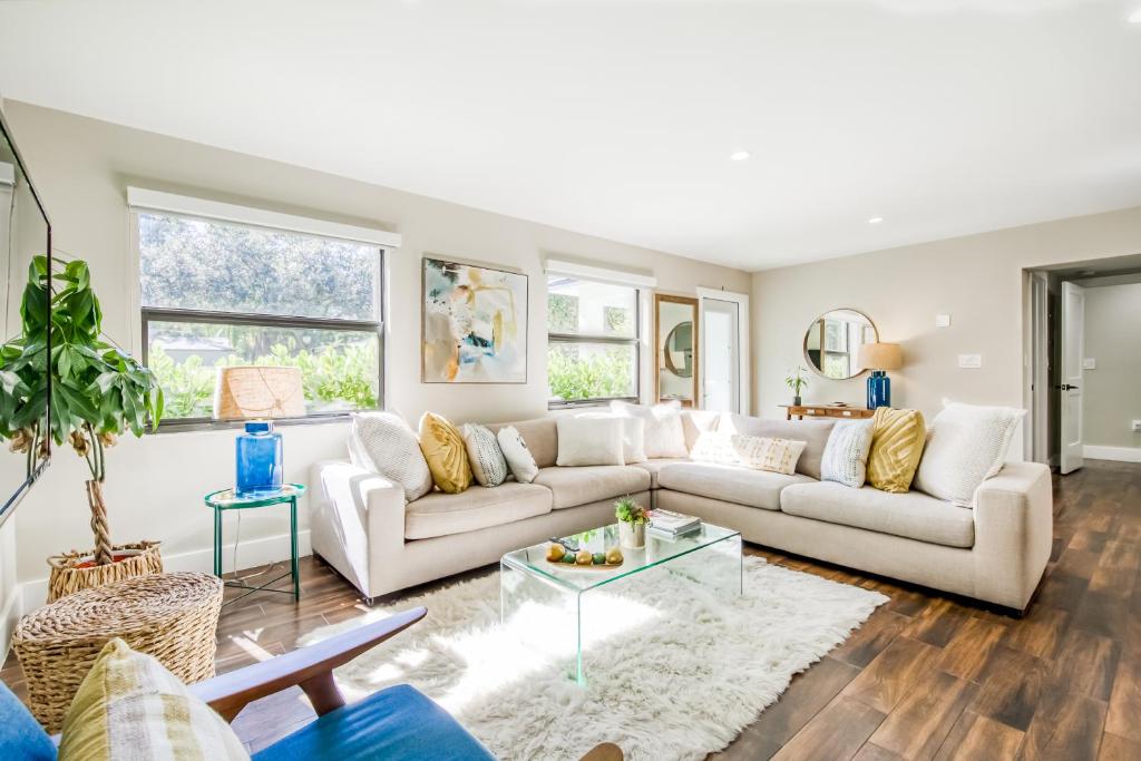 una sala de estar con un sofá y una mesa en Mid-Century Modern Oasis, en Miami