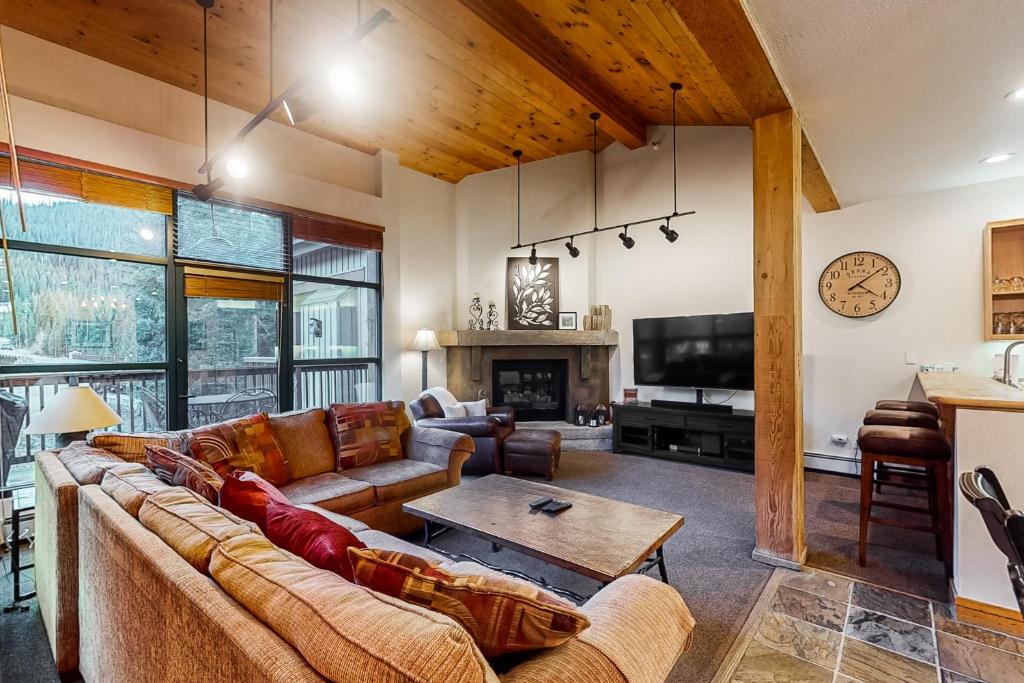 sala de estar con sofá y mesa en Ski Tip Ranch Retreat, en Keystone