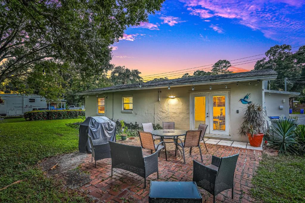 a patio with a table and chairs in front of a house at Kaslo Breeze in Vero Beach