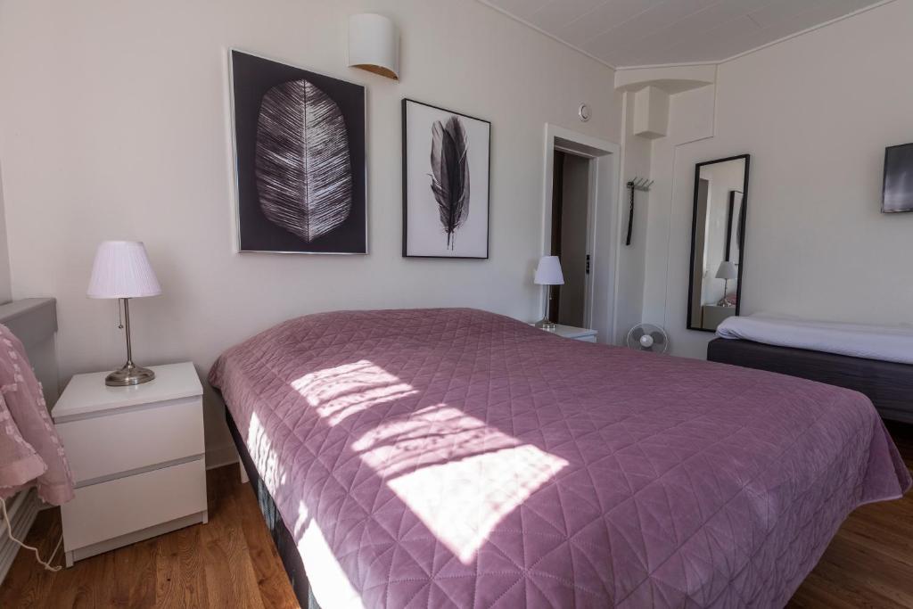 Postel nebo postele na pokoji v ubytování Järnvägshotellet B&B Skara