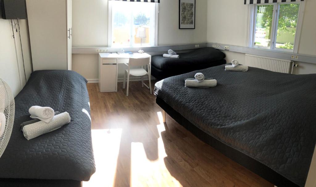 Postel nebo postele na pokoji v ubytování Järnvägshotellet B&B Skara