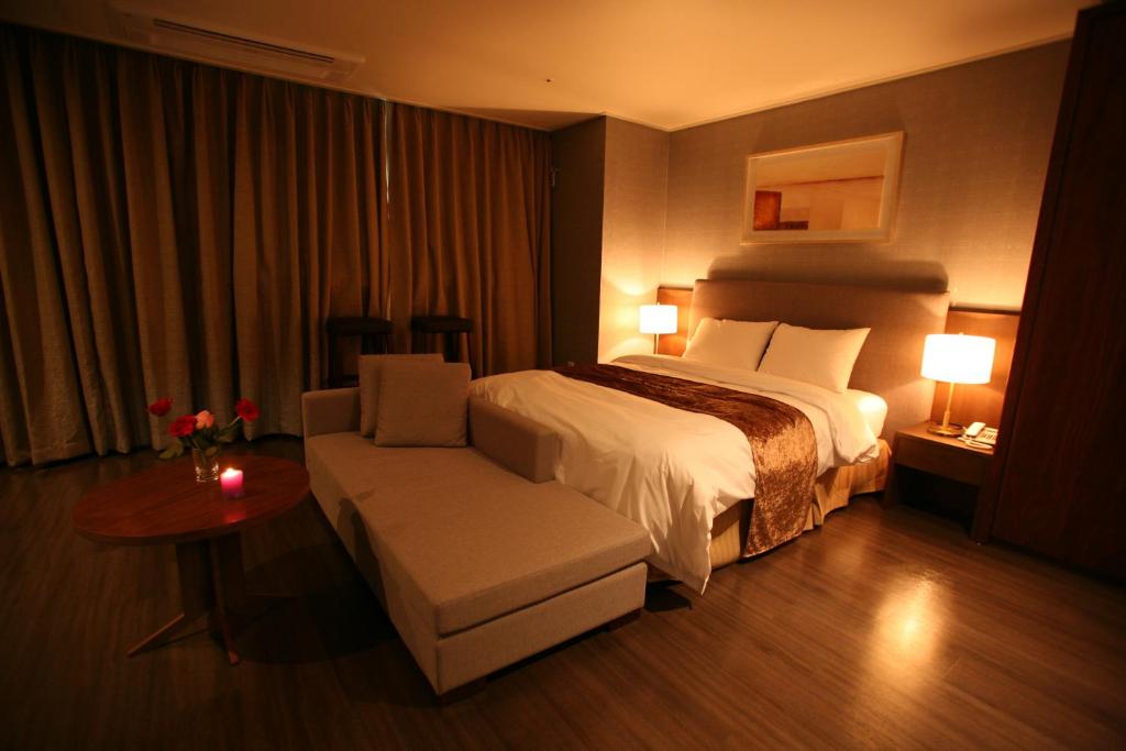 Postel nebo postele na pokoji v ubytování Hyunjin Tourist Hotel