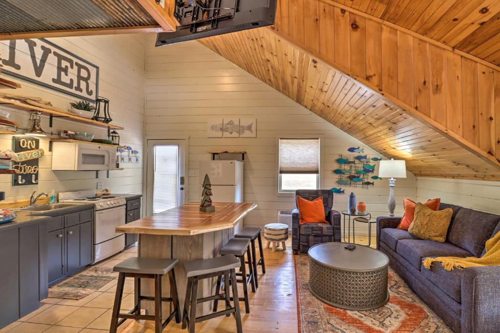 una cucina e un soggiorno con divano e tavolo di Pet-Friendly Studio with Loft and Mountain Views! a Mountain View