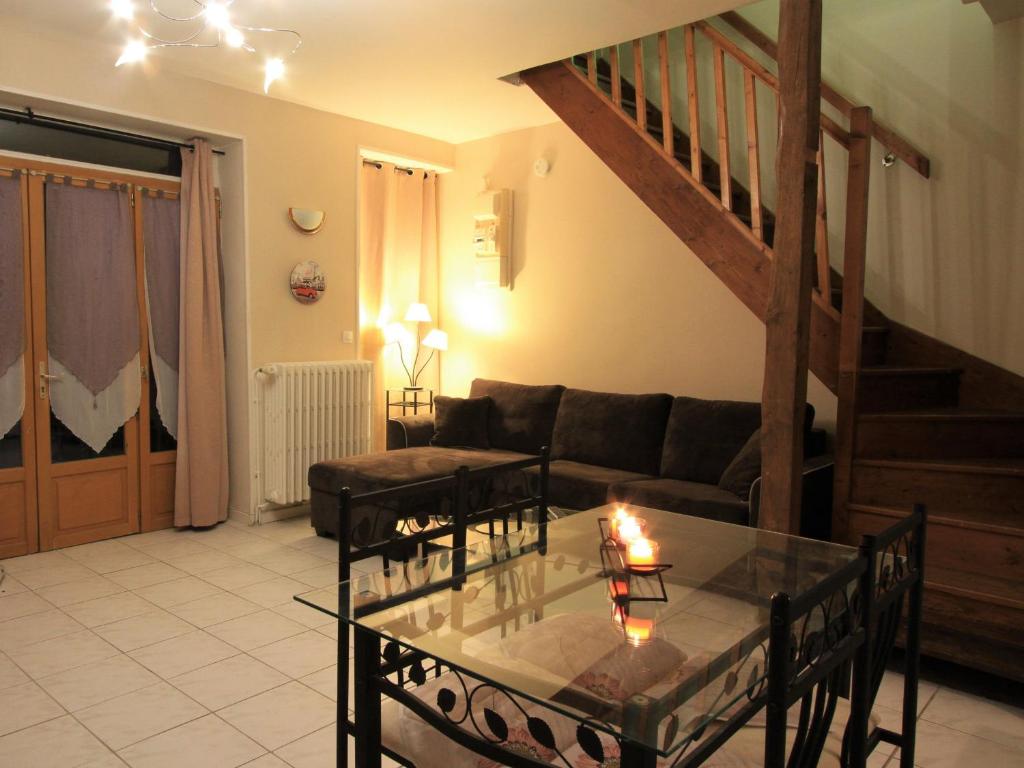 sala de estar con sofá y mesa en Gîte Lorcy, 2 pièces, 2 personnes - FR-1-590-175, en Lorcy