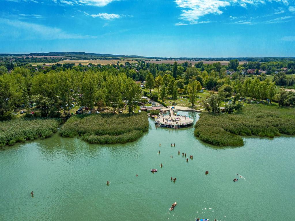 una vista aérea de la gente nadando en un río en Balatontourist Berény Naturist Camping, en Balatonberény