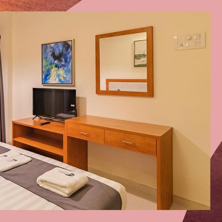TV a/nebo společenská místnost v ubytování Hotel Reemz Beach Heaven , Anjuna